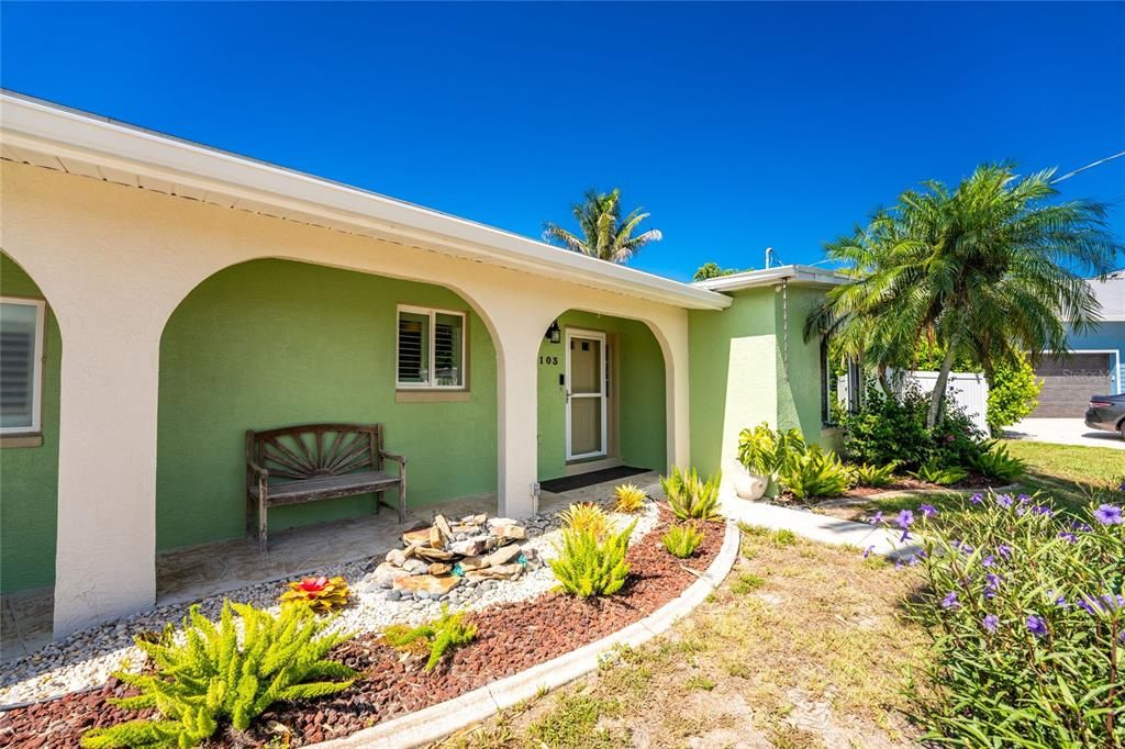 Active With Contract: $589,000 (3 beds, 3 baths, 1935 Square Feet)