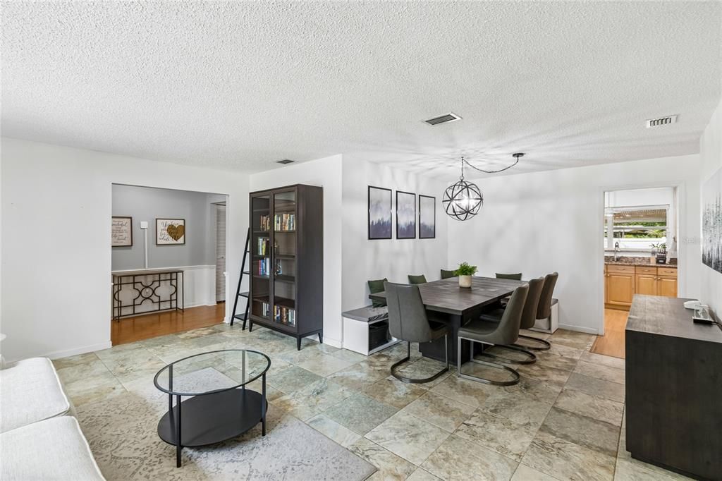 На продажу: $369,900 (3 спален, 2 ванн, 1623 Квадратных фут)