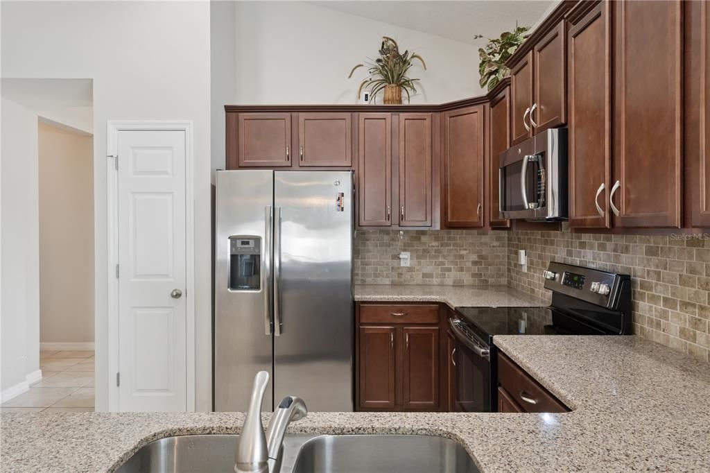 For Sale: $400,000 (4 beds, 2 baths, 1932 Square Feet)