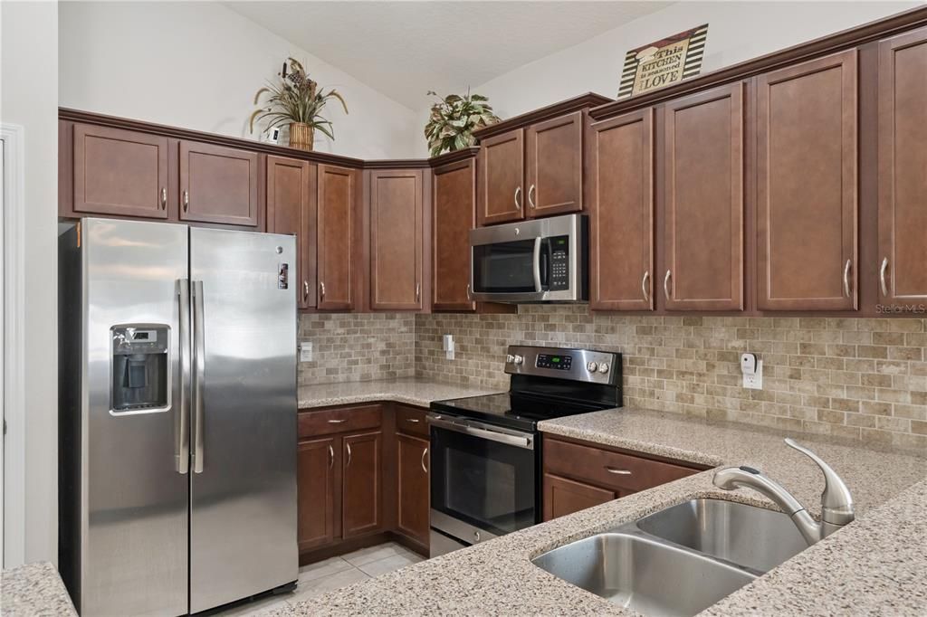 For Sale: $400,000 (4 beds, 2 baths, 1932 Square Feet)