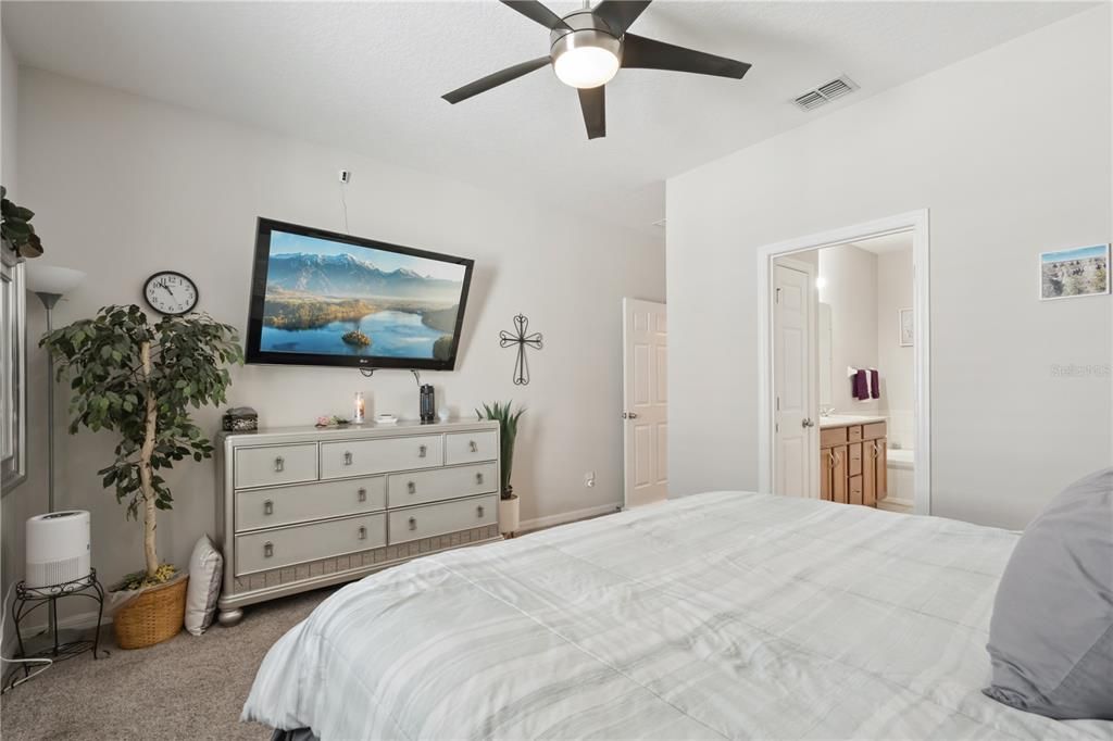 For Sale: $400,000 (4 beds, 2 baths, 1932 Square Feet)