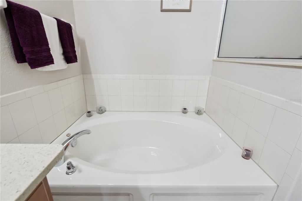For Sale: $400,000 (4 beds, 2 baths, 1932 Square Feet)