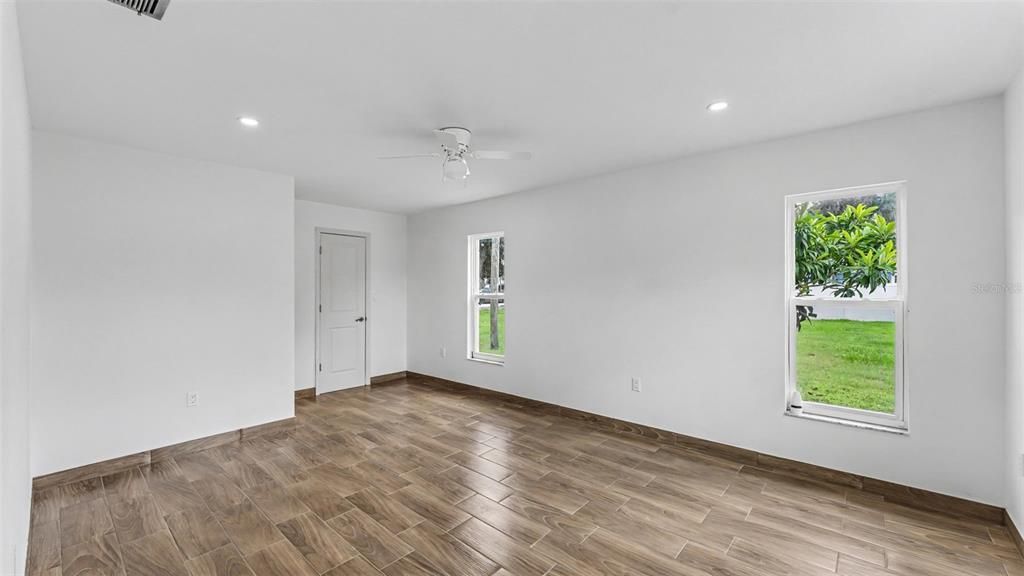 На продажу: $349,900 (5 спален, 2 ванн, 1971 Квадратных фут)