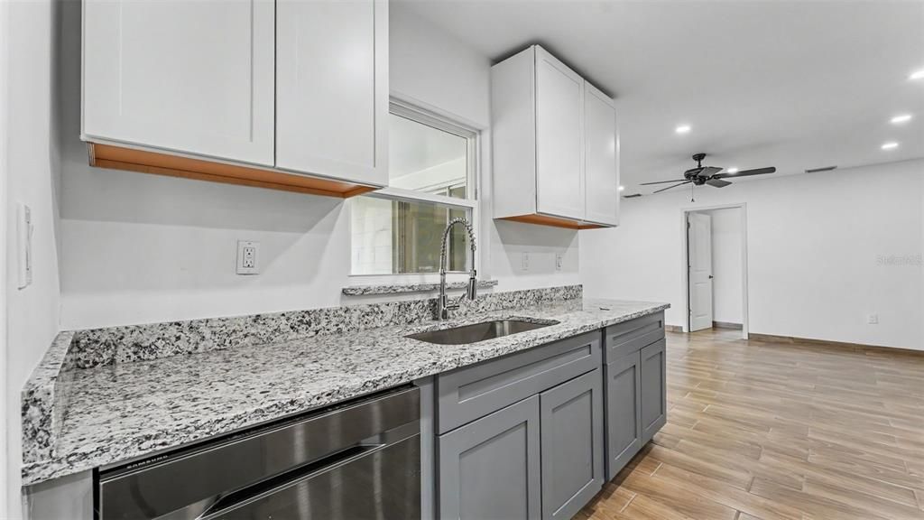 На продажу: $349,900 (5 спален, 2 ванн, 1971 Квадратных фут)