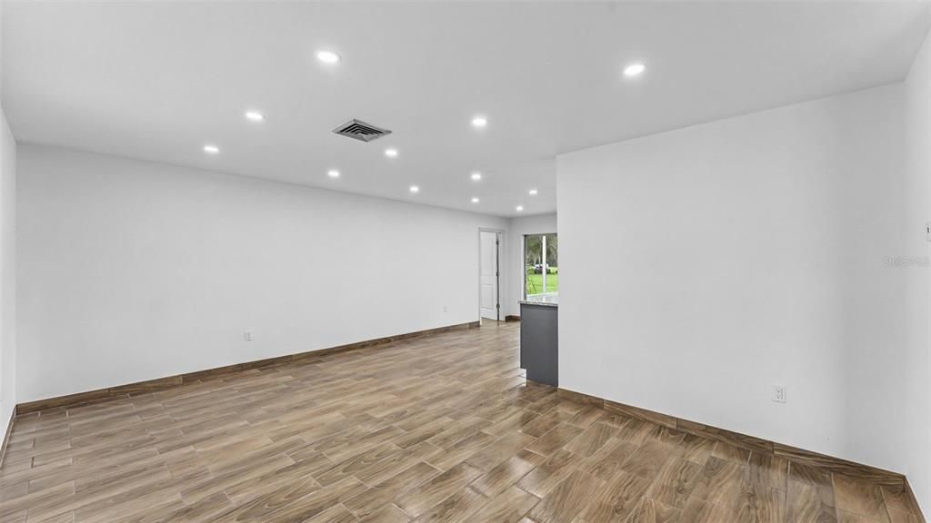 На продажу: $349,900 (5 спален, 2 ванн, 1971 Квадратных фут)