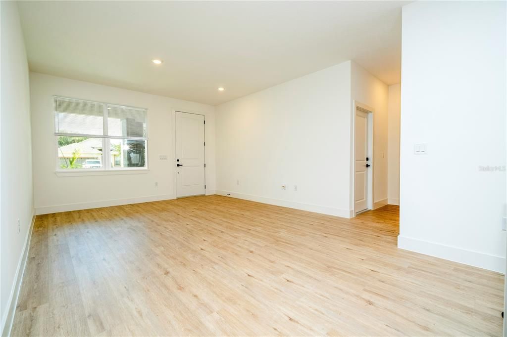 На продажу: $415,000 (4 спален, 2 ванн, 1734 Квадратных фут)