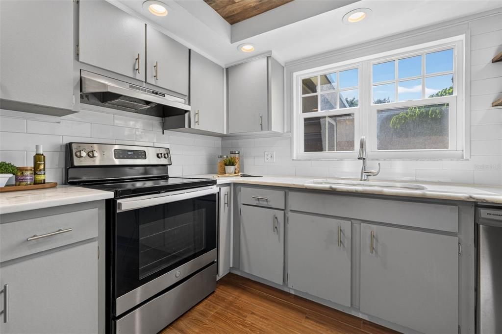 Activo con contrato: $465,000 (4 camas, 2 baños, 1280 Pies cuadrados)