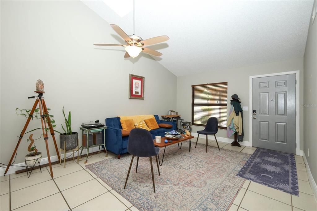 En Venta: $229,000 (2 camas, 2 baños, 930 Pies cuadrados)