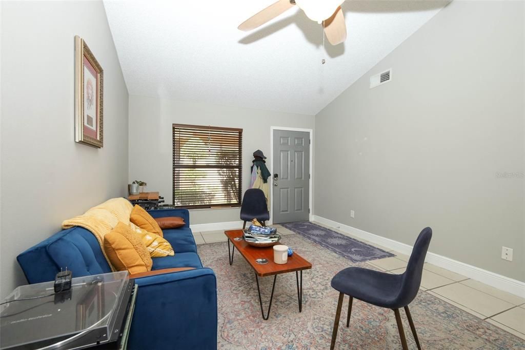 En Venta: $229,000 (2 camas, 2 baños, 930 Pies cuadrados)