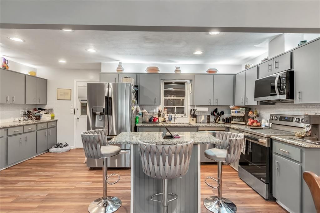 For Sale: $189,900 (2 beds, 2 baths, 1748 Square Feet)