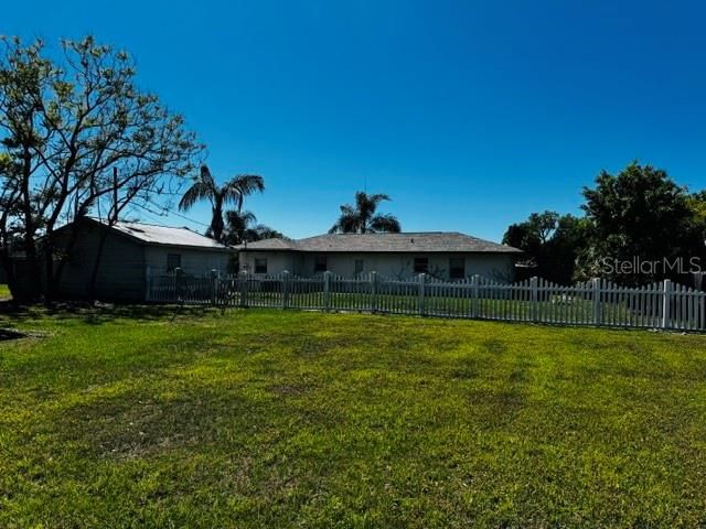 For Sale: $300,000 (3 beds, 2 baths, 1198 Square Feet)