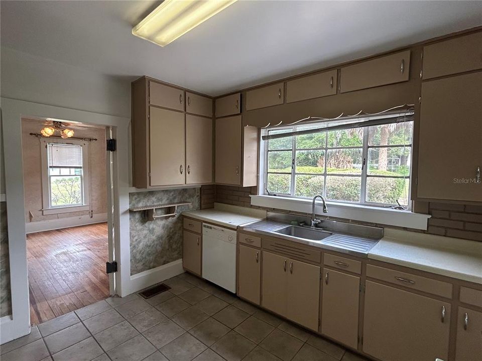 : $340,000 (5 спален, 3 ванн, 1818 Квадратных фут)