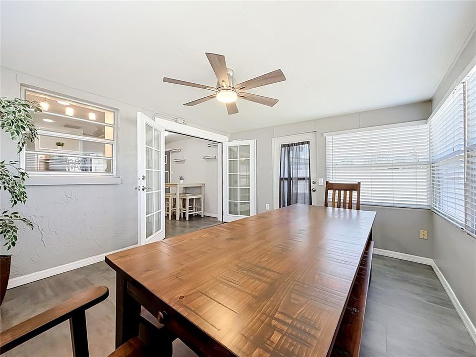 For Sale: $235,000 (2 beds, 1 baths, 984 Square Feet)