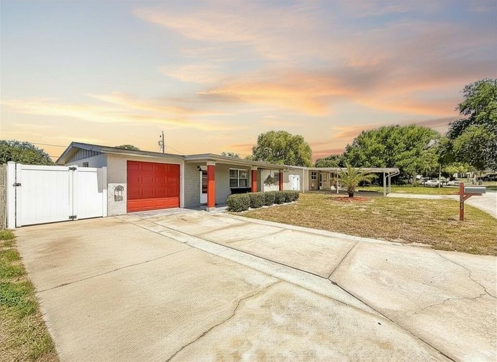 For Sale: $235,000 (2 beds, 1 baths, 984 Square Feet)