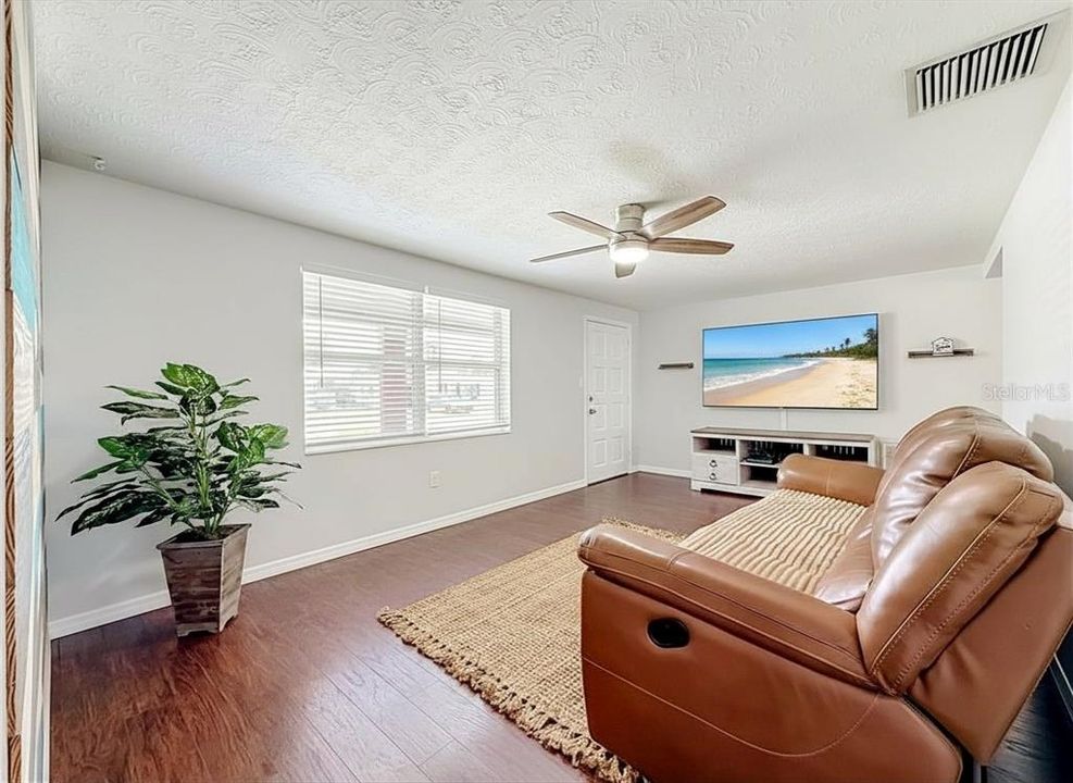 For Sale: $235,000 (2 beds, 1 baths, 984 Square Feet)