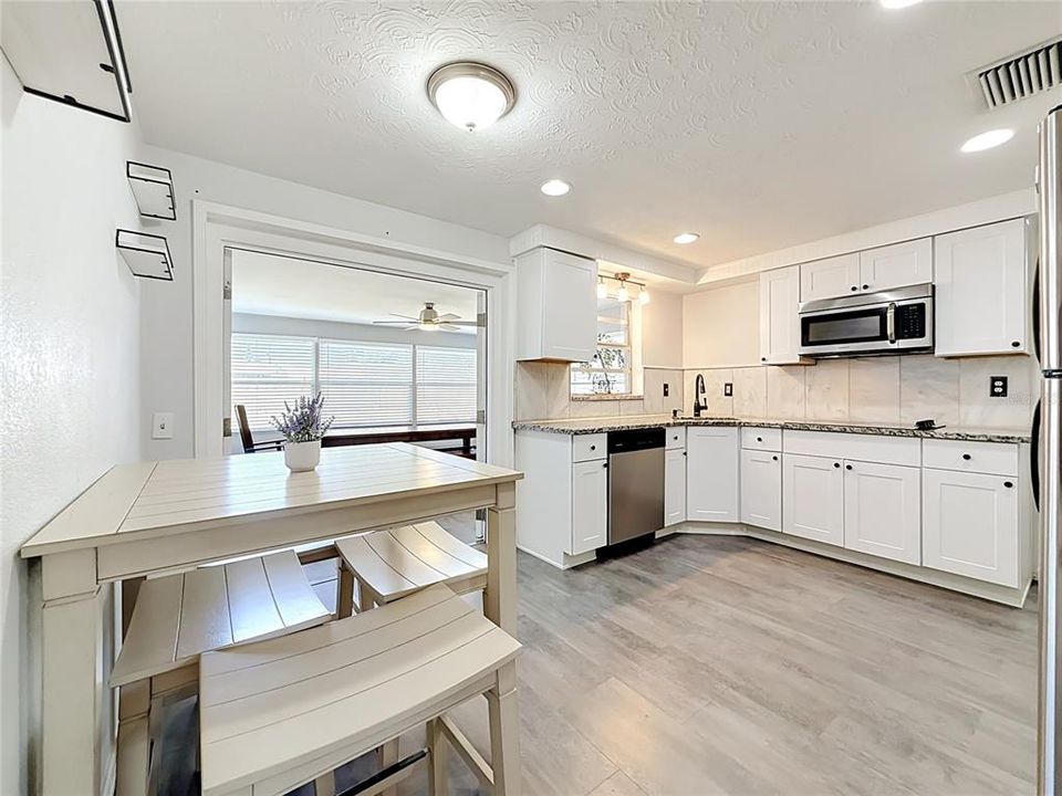 For Sale: $235,000 (2 beds, 1 baths, 984 Square Feet)