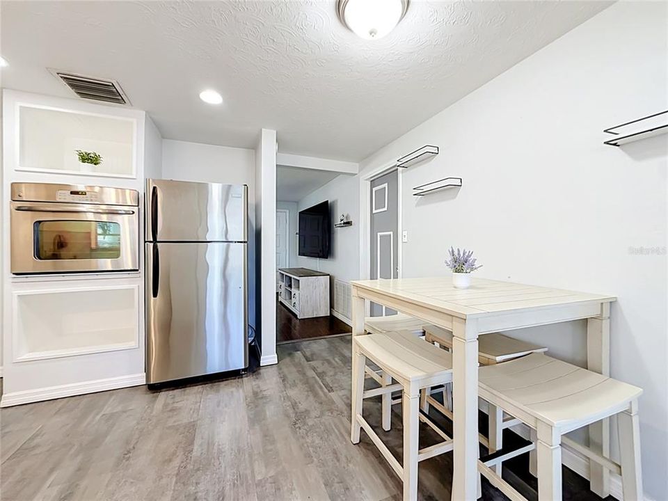 For Sale: $235,000 (2 beds, 1 baths, 984 Square Feet)