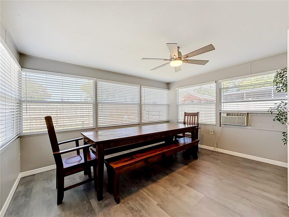 For Sale: $235,000 (2 beds, 1 baths, 984 Square Feet)