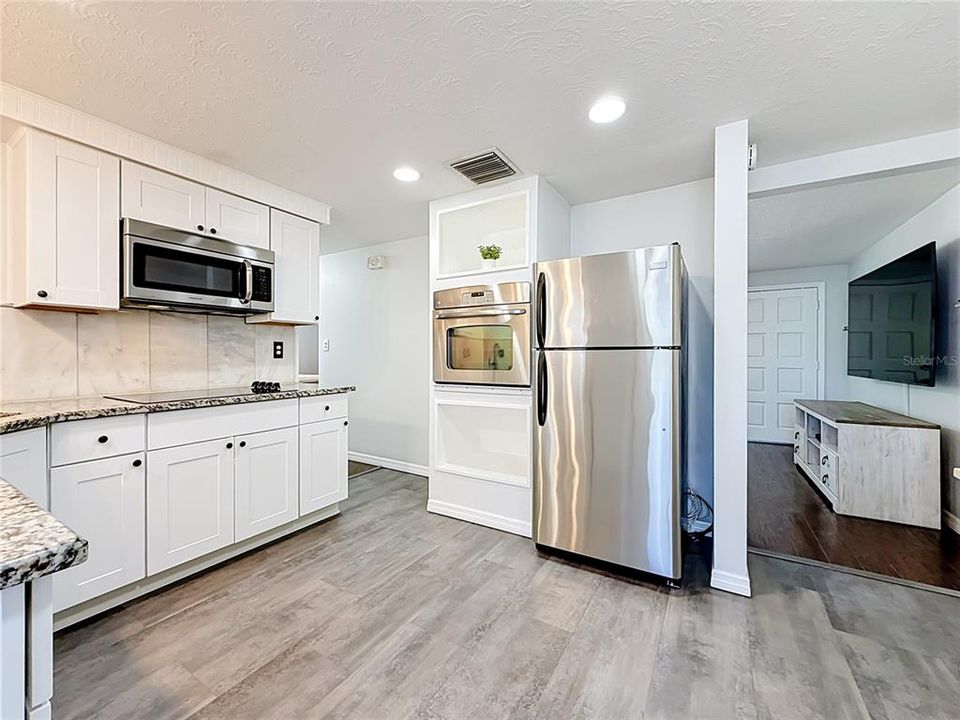 For Sale: $235,000 (2 beds, 1 baths, 984 Square Feet)