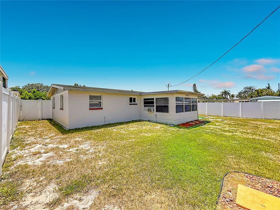 For Sale: $235,000 (2 beds, 1 baths, 984 Square Feet)