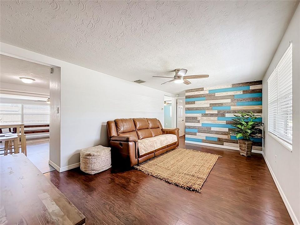 For Sale: $235,000 (2 beds, 1 baths, 984 Square Feet)