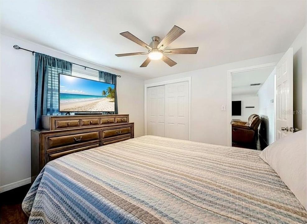 For Sale: $235,000 (2 beds, 1 baths, 984 Square Feet)