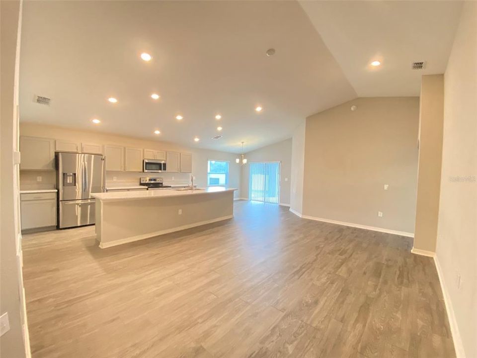В аренду: $2,295 (4 спален, 2 ванн, 1698 Квадратных фут)