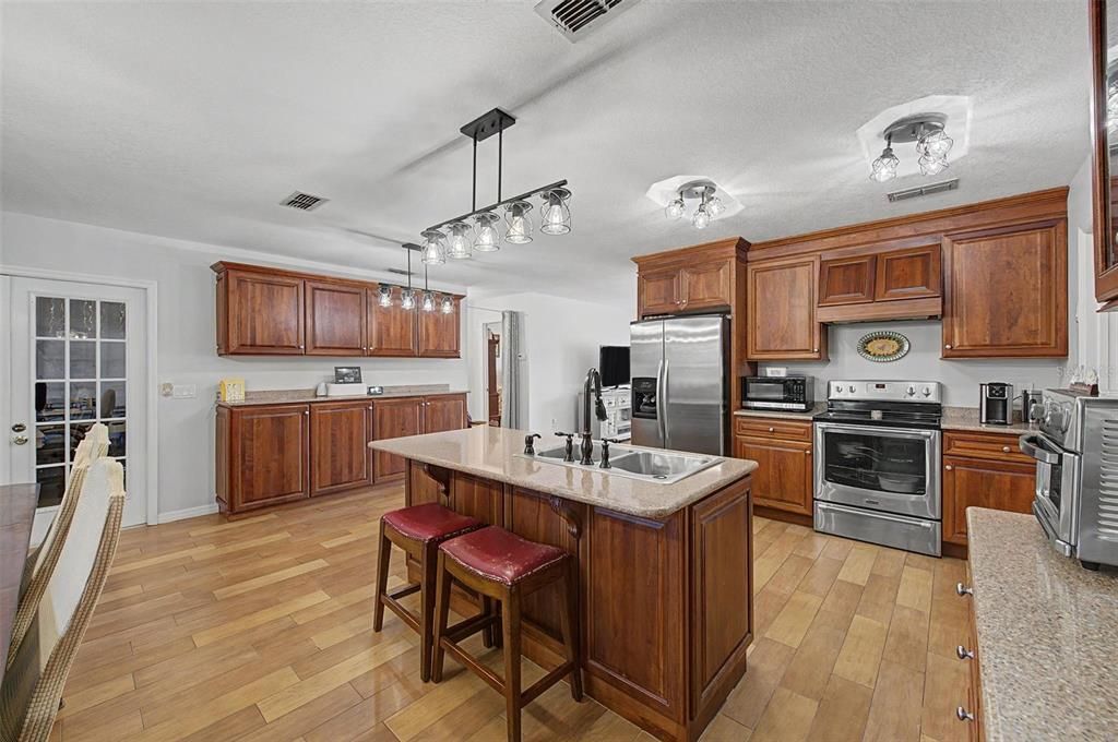 На продажу: $299,900 (2 спален, 2 ванн, 1311 Квадратных фут)