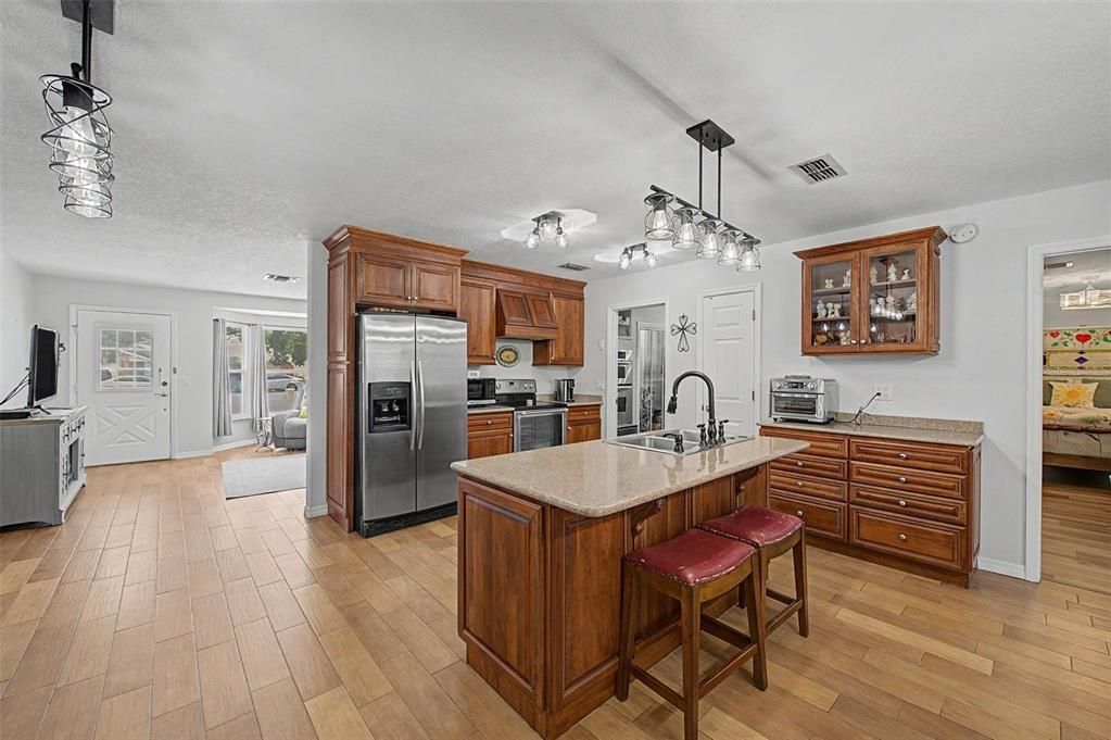 На продажу: $299,900 (2 спален, 2 ванн, 1311 Квадратных фут)