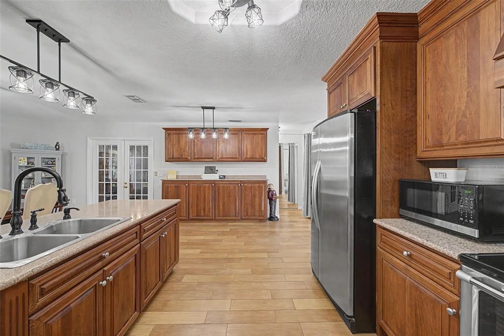 На продажу: $299,900 (2 спален, 2 ванн, 1311 Квадратных фут)