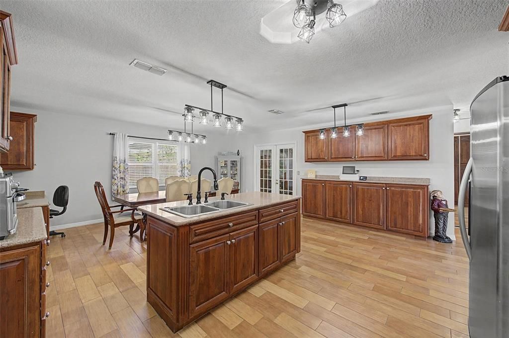 На продажу: $299,900 (2 спален, 2 ванн, 1311 Квадратных фут)