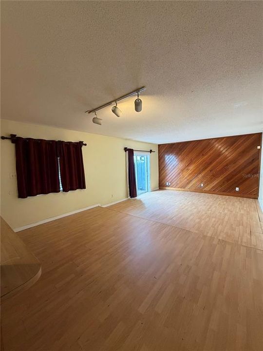 На продажу: $99,900 (2 спален, 2 ванн, 1003 Квадратных фут)