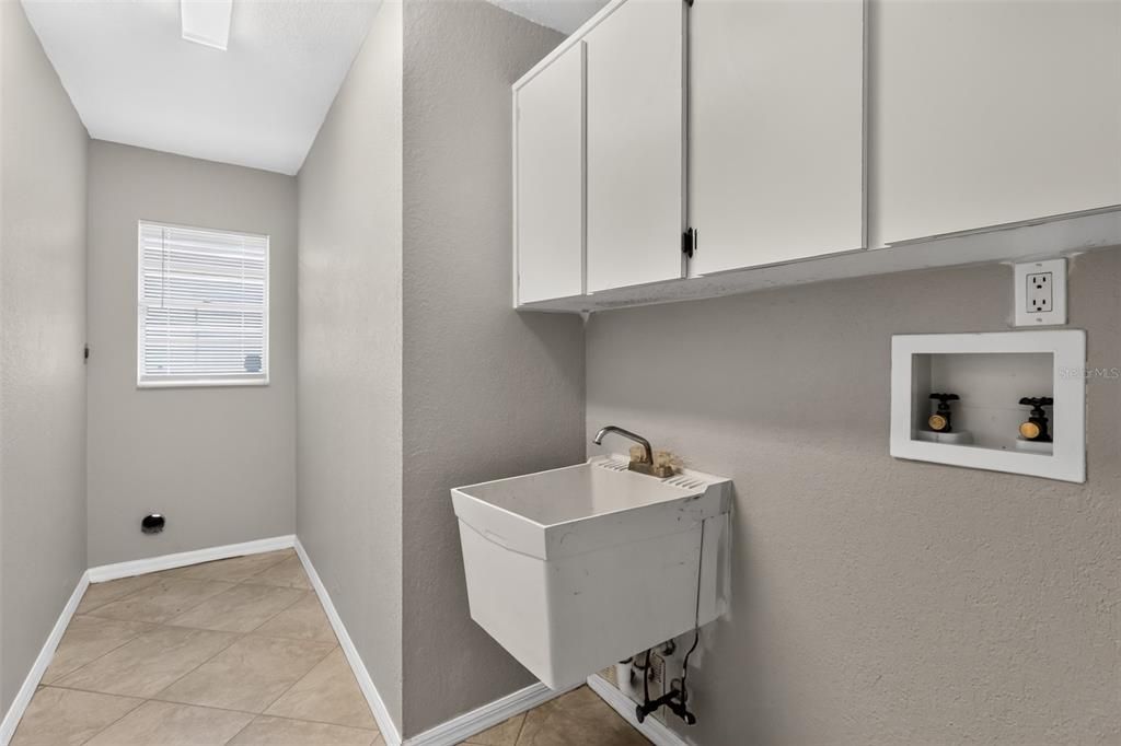For Sale: $350,000 (3 beds, 2 baths, 1701 Square Feet)