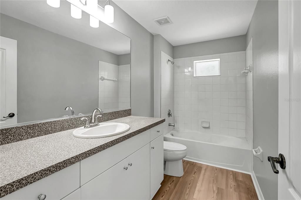 На продажу: $279,900 (2 спален, 2 ванн, 1200 Квадратных фут)