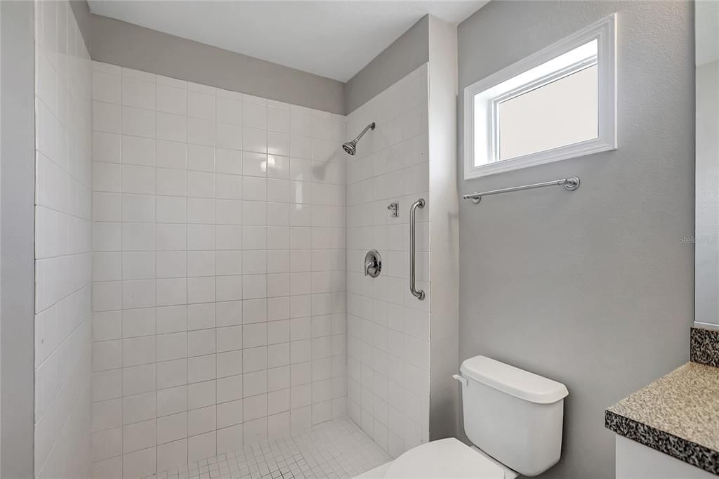 На продажу: $279,900 (2 спален, 2 ванн, 1200 Квадратных фут)
