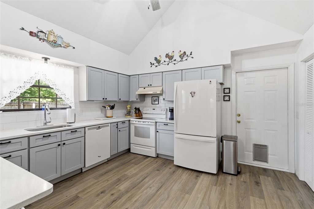 Activo con contrato: $360,000 (4 camas, 2 baños, 1805 Pies cuadrados)