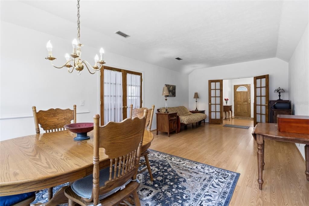 Activo con contrato: $360,000 (4 camas, 2 baños, 1805 Pies cuadrados)