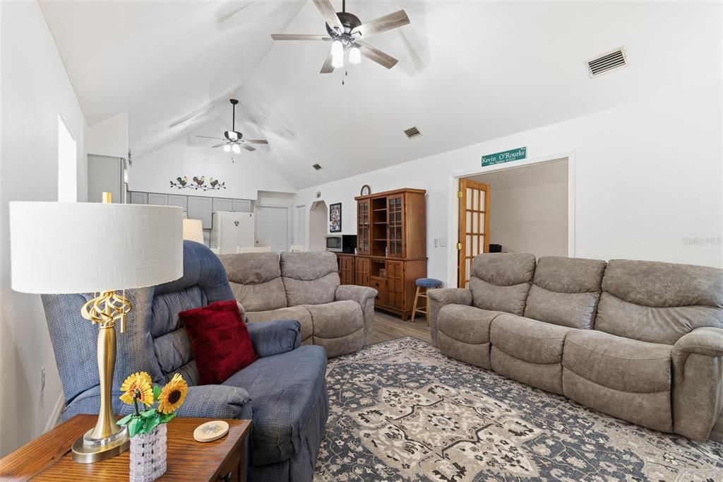Activo con contrato: $360,000 (4 camas, 2 baños, 1805 Pies cuadrados)