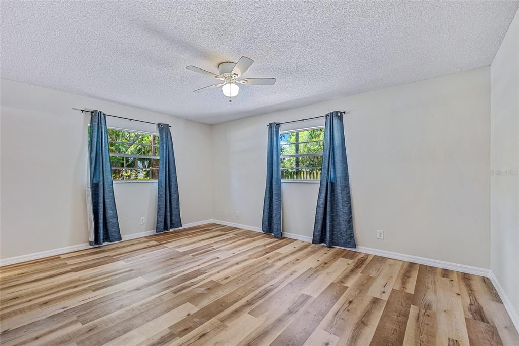 На продажу: $339,900 (3 спален, 2 ванн, 1815 Квадратных фут)
