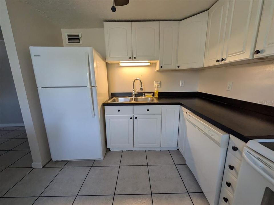 В аренду: $1,500 (2 спален, 2 ванн, 884 Квадратных фут)