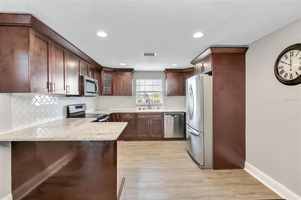 На продажу: $334,990 (3 спален, 2 ванн, 1200 Квадратных фут)