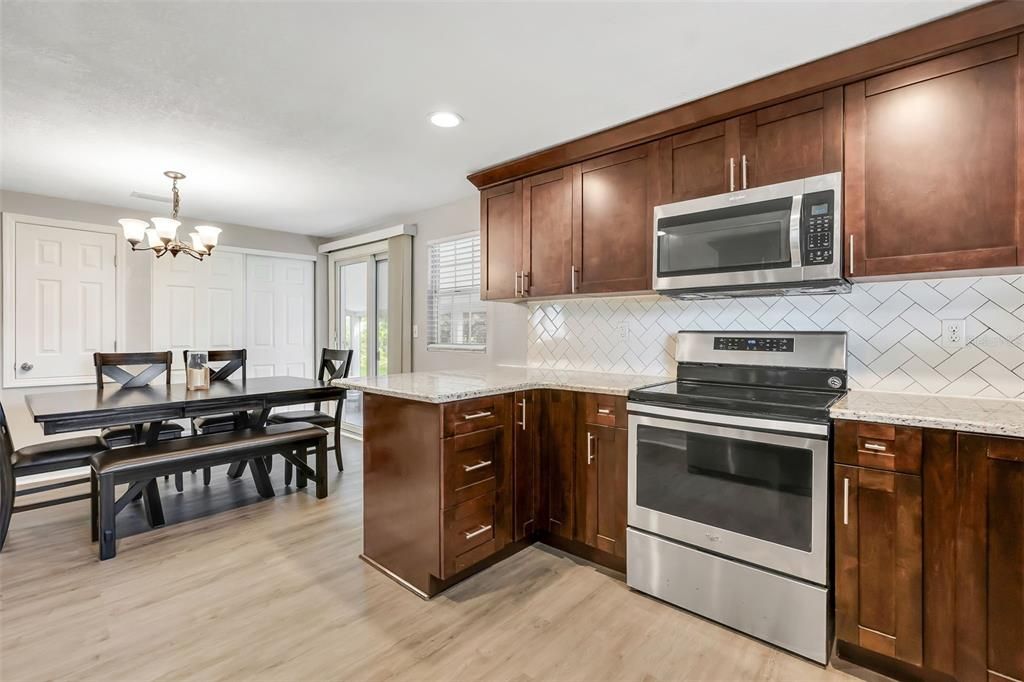 На продажу: $334,990 (3 спален, 2 ванн, 1200 Квадратных фут)