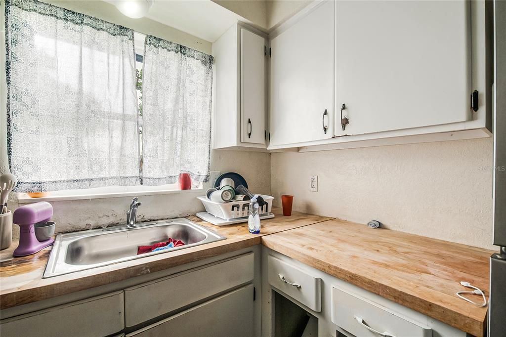 На продажу: $180,000 (2 спален, 1 ванн, 725 Квадратных фут)