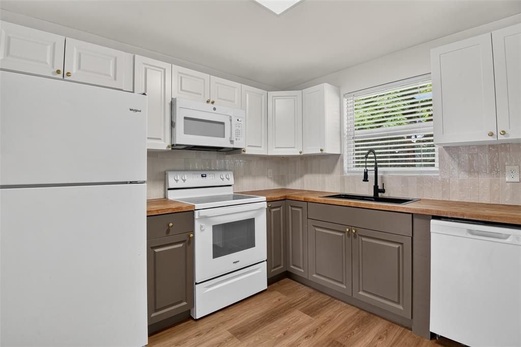 For Sale: $249,000 (3 beds, 1 baths, 1128 Square Feet)