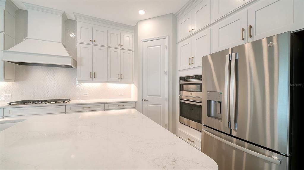 En Venta: $774,990 (3 camas, 3 baños, 2559 Pies cuadrados)