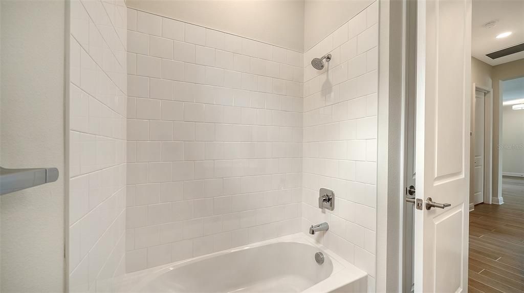 En Venta: $774,990 (3 camas, 3 baños, 2559 Pies cuadrados)