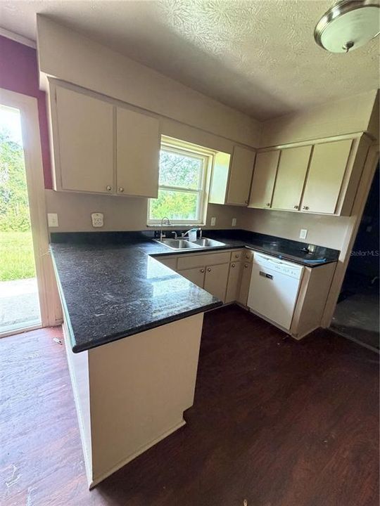 For Sale: $139,000 (3 beds, 2 baths, 999 Square Feet)