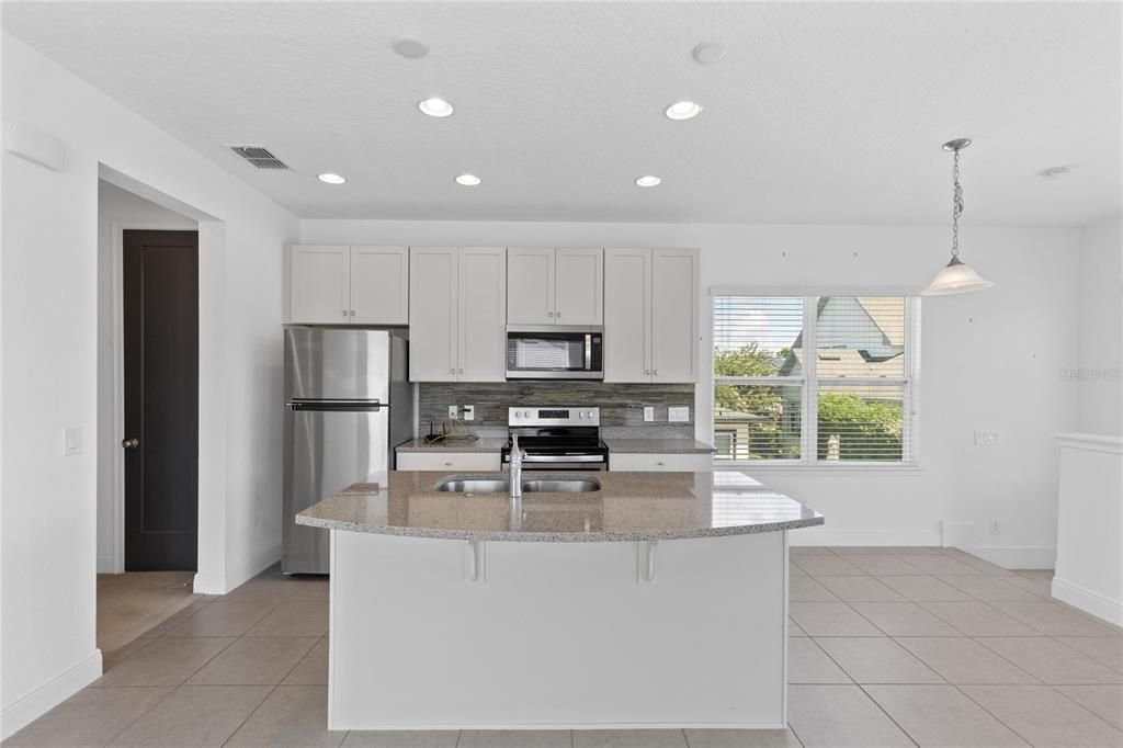For Rent: $1,900 (1 beds, 1 baths, 845 Square Feet)