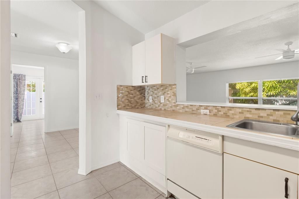 На продажу: $439,900 (4 спален, 2 ванн, 2093 Квадратных фут)