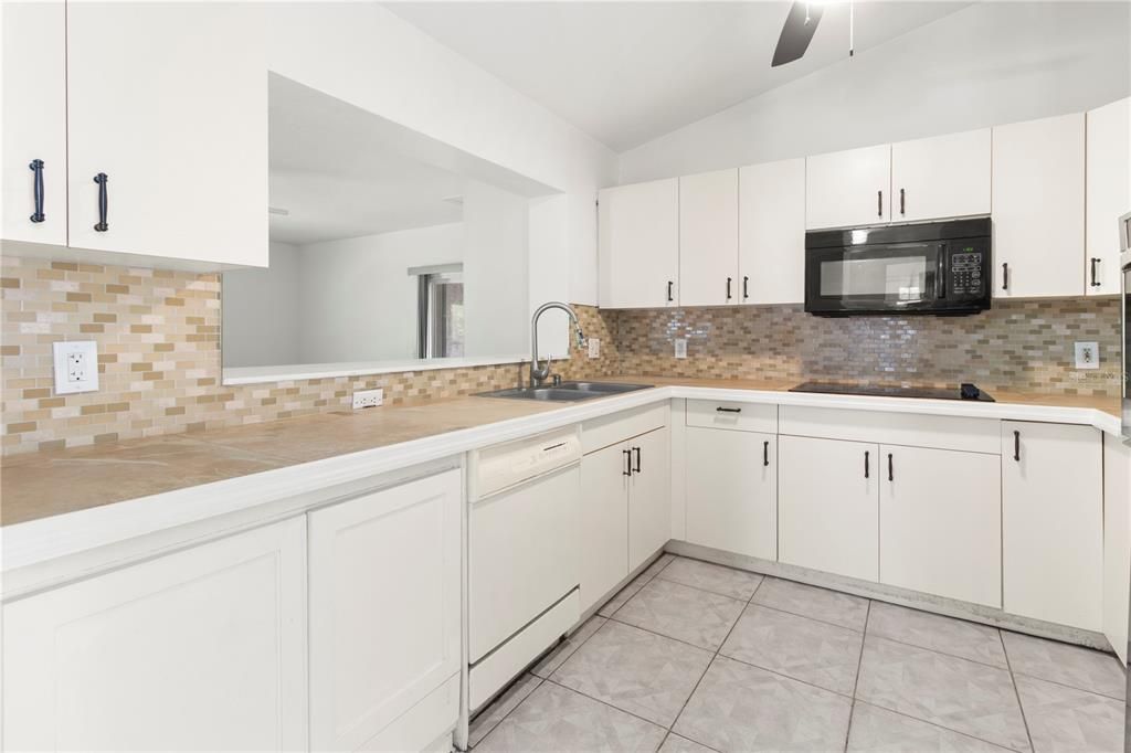 На продажу: $439,900 (4 спален, 2 ванн, 2093 Квадратных фут)